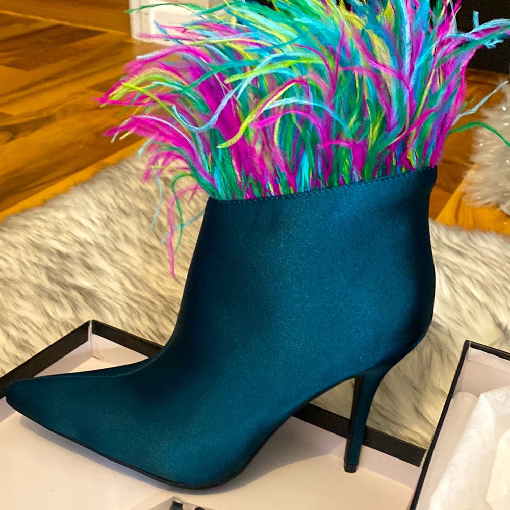 Azalea wang akira peacock green feathered high heel boots. New in box size 10